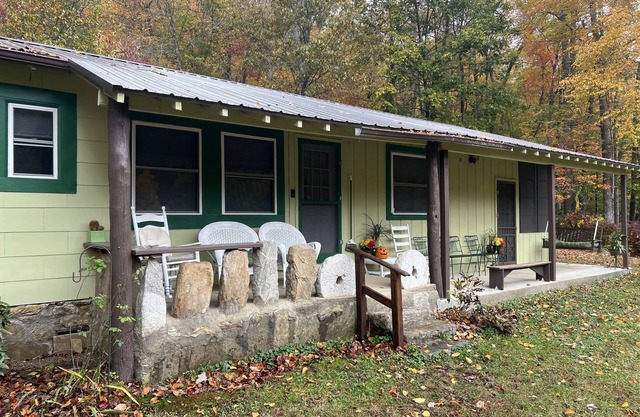 Cabin with private lake access on Cedar Cliff Lake