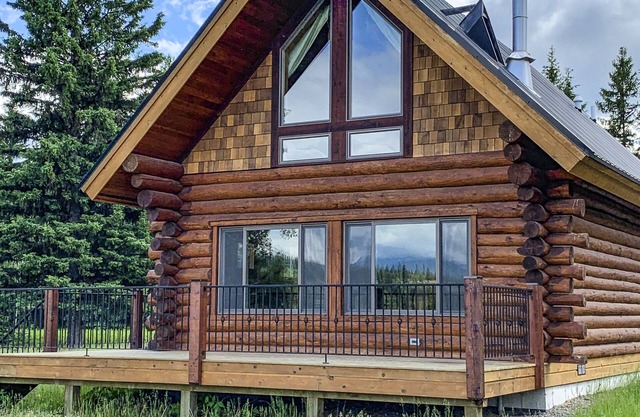 Superbe cabane en rondins de 2 chambres à 3 milles de l'entrée du lac Bowman dans le parc des glaciers