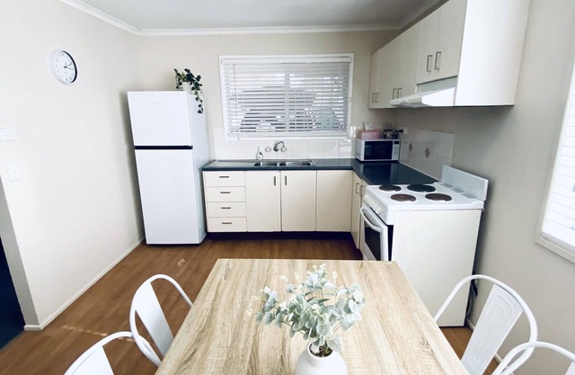 Caboolture, Central Location, Sleeps 8