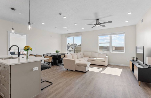 Cactus Blossom Oasis: Desert Color Lagoon + Beaches! Dog Friendly, Great Views!