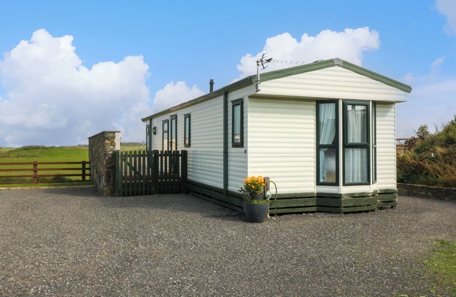 CAE CARREG, pet friendly, country holiday cottage in Cemaes Bay