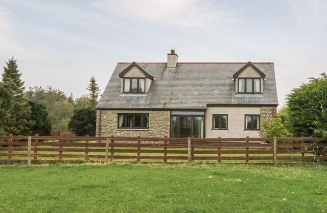 Cae Glas, LLANGEFNI