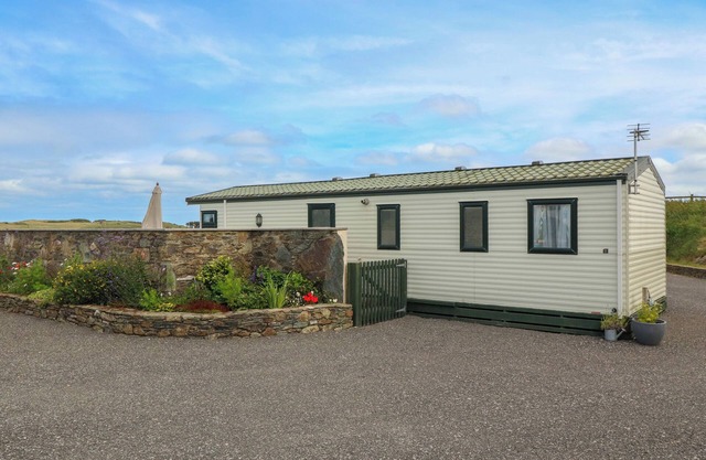 CAE GOG, pet friendly, country holiday cottage in Cemaes Bay