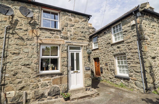 Cae Tanws Bach, DOLGELLAU