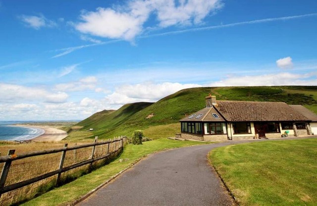 Quel endroit… surplombant la baie de Rhossili, Caemor est une maison de vacances fabuleuse avec une mer incroyable 180