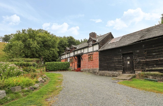 CAERAU FARM HOUSE, pet friendly, with open fire in Llanidloes