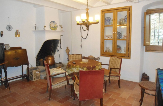 Cal Son est une maison située dans la zone urbaine du village d'Alpens