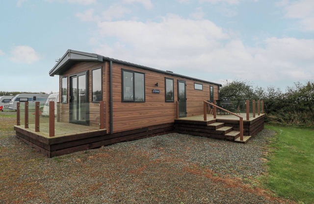 CALDEY RETREAT, family friendly, with a garden in Broad Haven