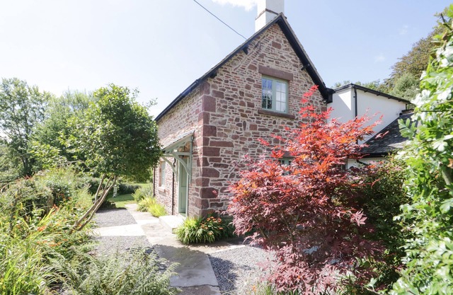 CALDHU COTTAGE, pet friendly, character holiday cottage in Holmrook