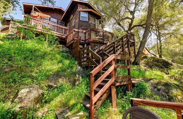 California Hot Springs Creekside Treehouse Cabin