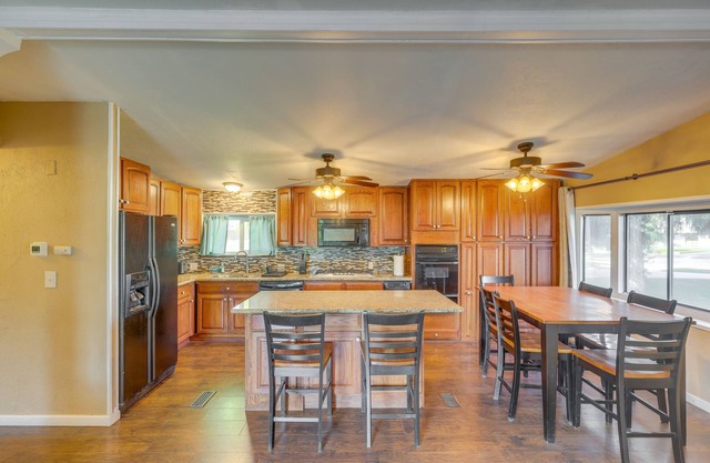 California Vacation Rental w/Full Kitchen & Yard!