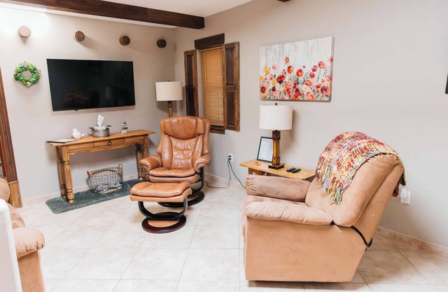 Centrally located 1BD condo walking distance from the pool & hot tub.