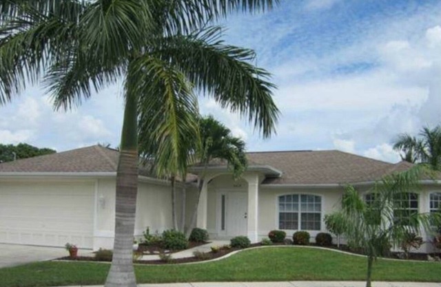 Calling all boaters and fishermen! Canal front home with 10k lb boat lift!