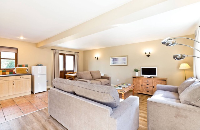 Callow Cottage With Shared Swimming Pool