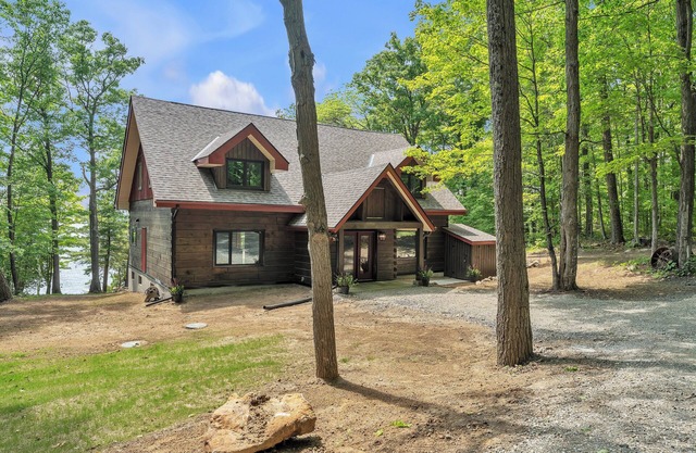 Calm & Relaxing Lakehouse, Renovated to new cottage on Sharbot Lake