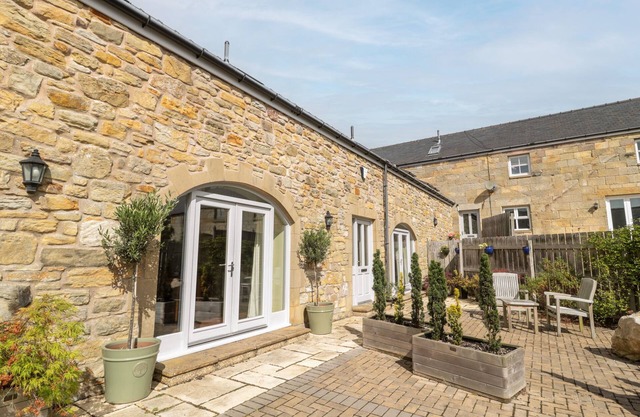 CALM SKIES, pet friendly, with a garden in Berwick-Upon-Tweed