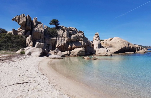 Appartement calme et spacieux à 10 minutes de superbes plages.
