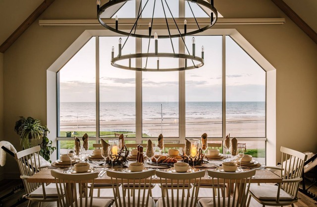 CALM WATERS LUXURY BEACH HOUSE, family friendly in Bridlington