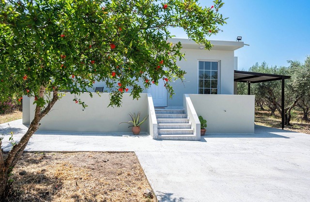 "Calma " country living -Your vacation home in an olive grove near the beach
