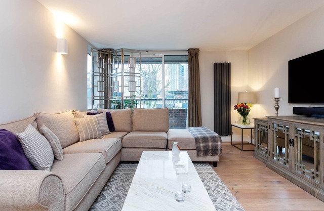 Lumineux, contemporain 2BR dans Leafy Belsize Park, par Veeve