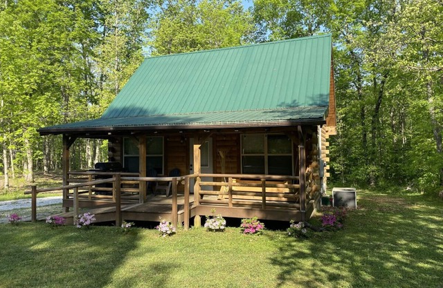 Calming Cabin: Peaceful | Relaxing | Close to Activities & The Caverns