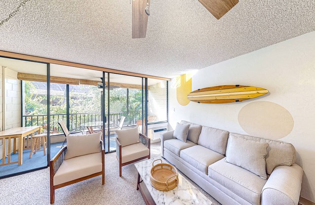 Calming condo with balcony, patio, kitchen, gas grill & pool - snowbird-friendly