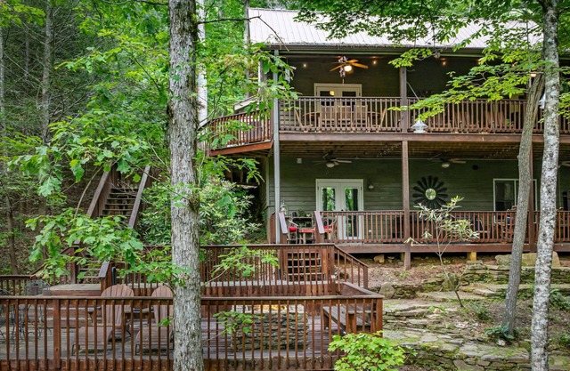 Calming Creekfront Cabin