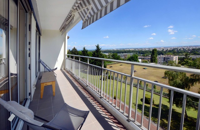 Caluire limit Lyon 6: 90 m², 2 bedrooms with stunning views, parking, swimming pool, tennis
