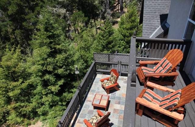 Cambria Ocean View Tudor sur Forested Preserve