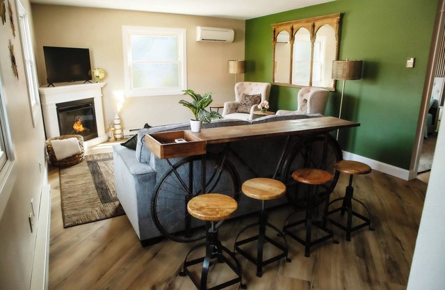 Downtown Artisan Loft Stylish, Snug, Sophisticated