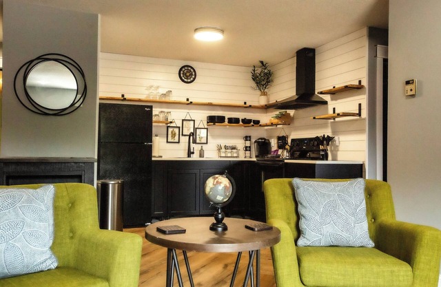 Downtown Artisan Loft, Convenience, Cozy, Charming