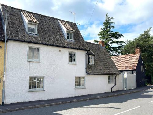 Cambridge Homehost - Elegant Oak Beamed House In Pretty Village