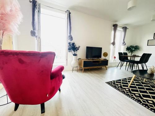 Cambridge - Modern 4-BR Home with Gardens & Wi-Fi