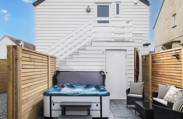 Camellia House Crest apartment. A cosy apartment in the village of Abersoch