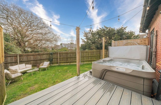 Cameo Cottage – 3-Bedroom Coastal Retreat with Private Hot Tub