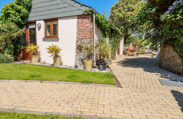 CAMEO, pet friendly, with a garden in Bude