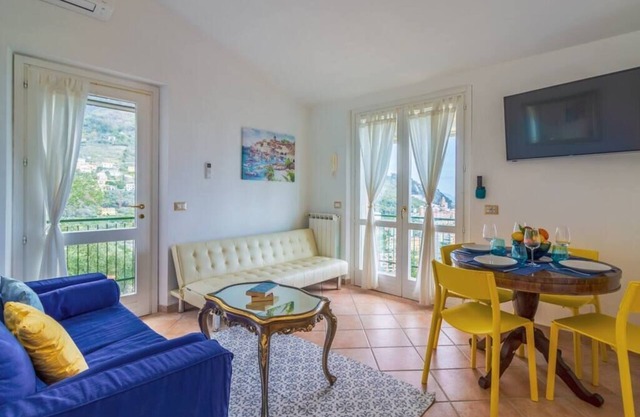 Camilla House- Sea View, Wifi and Parking