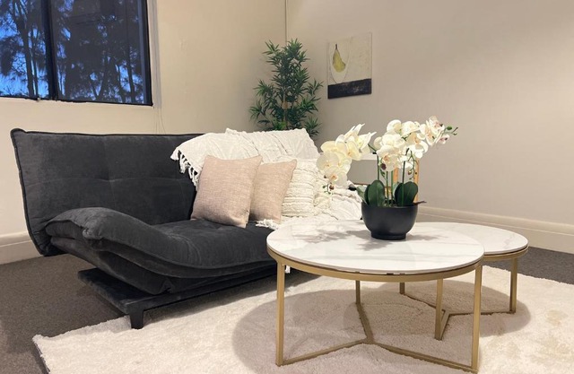 Cammeray Stay Above a Trendy Café, 2 free Cupsday
