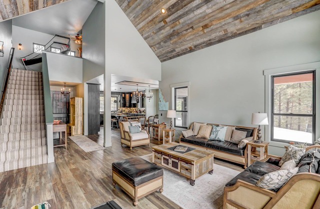 Camp 95 - New - Stunning Mountain Home - 4.5 Acres - Views - Hot Tub - Pet friendly - Private