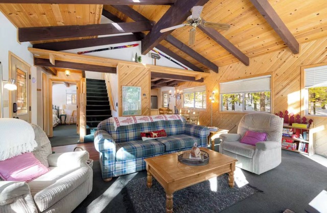 Updated Cabin - pets, kids, BBQ & Fireplace!