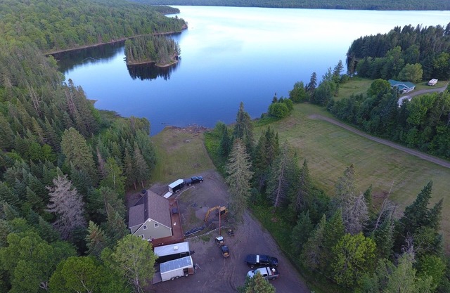 CAMP DAVID, BORD DE L'EAU, ACCÈS DIRECT AUX MOTONEIGES, GRANDE VALEUR