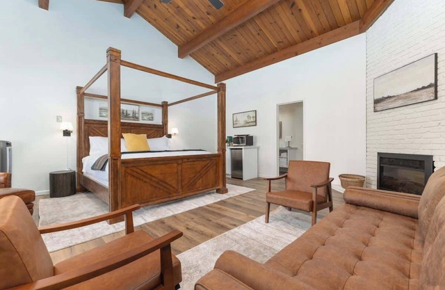 Camp Nelson Lodge : #10 King Room