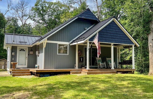Camp18, peaceful cabin in the woods, trail access, come ride in Leota.