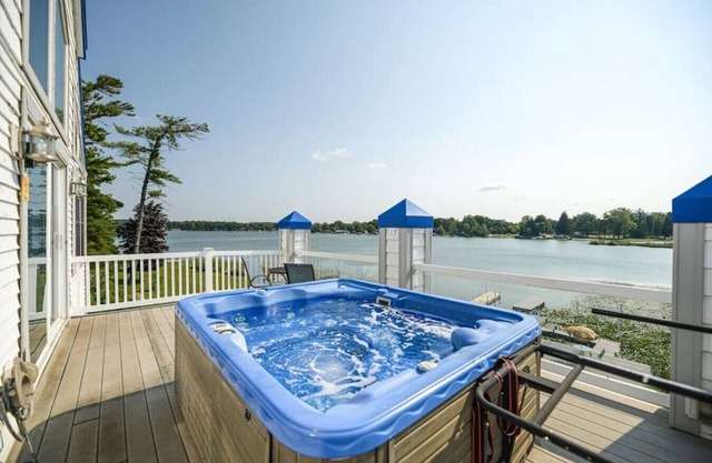 Maison au bord de l'eau, bain à remous, kayaks, pêche et divertissement.