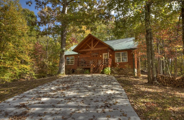 Campbell's Cozy Cabin | Fire Pit | Hot Tub | Grill
