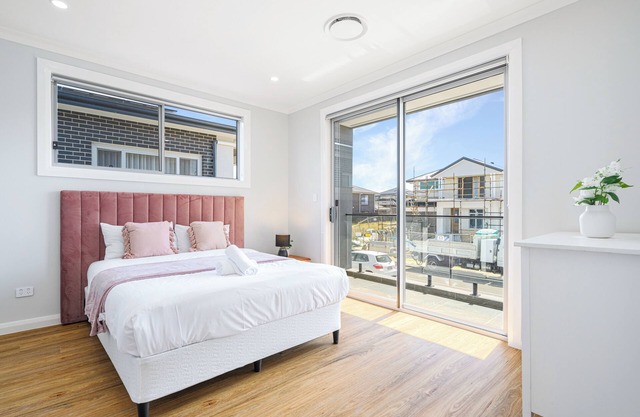 Campbelltown/5BR/Double Living Room/Convenient Transportation/Free Parking/