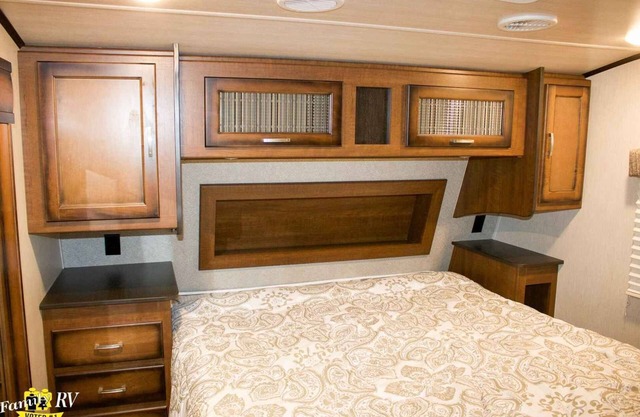 Camper Available for Solar Eclipse Close to Bloomington and sleeps 5