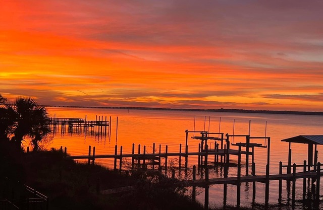 Camper with bunk beds on Ochlockonee Bay! Pet friendly