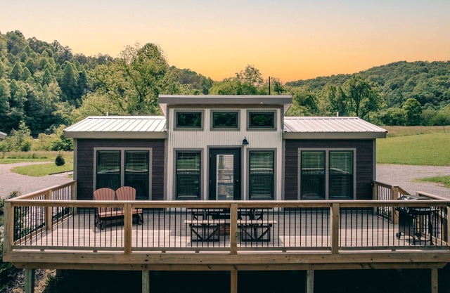 "Campfire Secrets" - Riverfront Tiny Home in the Smoky Mountains