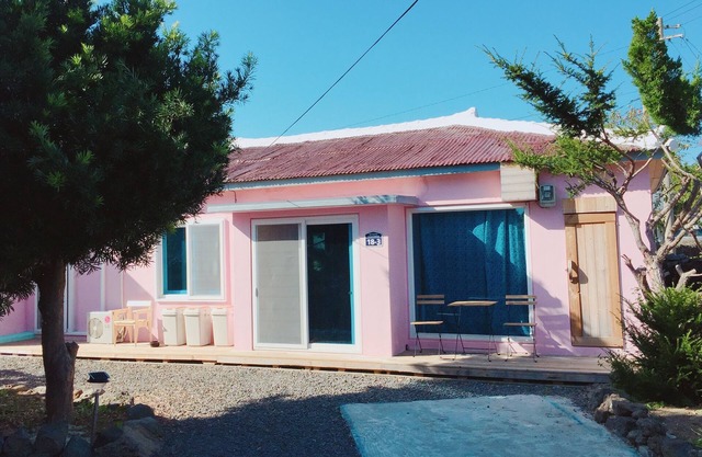 Camping comme une maison dans un petit village